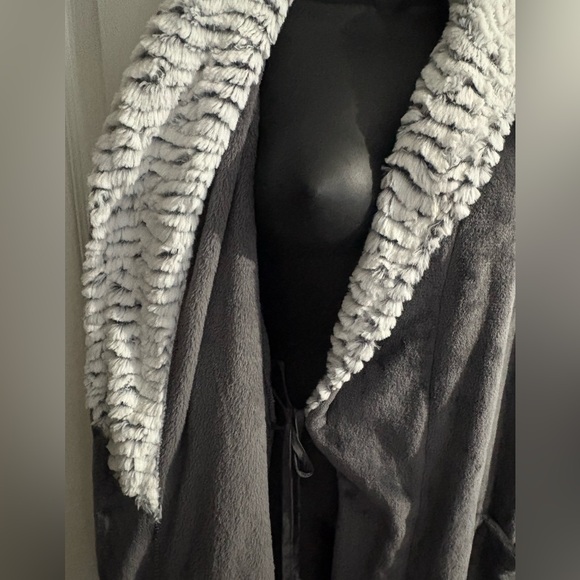 NWOT Carole Hochman women’s gray, long plush wrap robe, Size Large - Picture 5 of 15